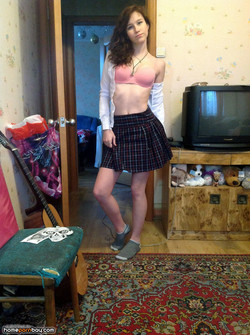 Russian amateur teen GF nude posing pics/1 (4).jpg